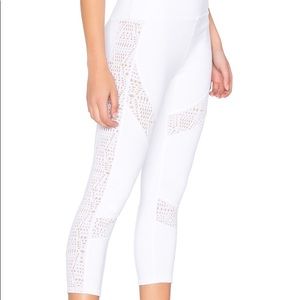 Alo yoga charm Capri white buff NWT